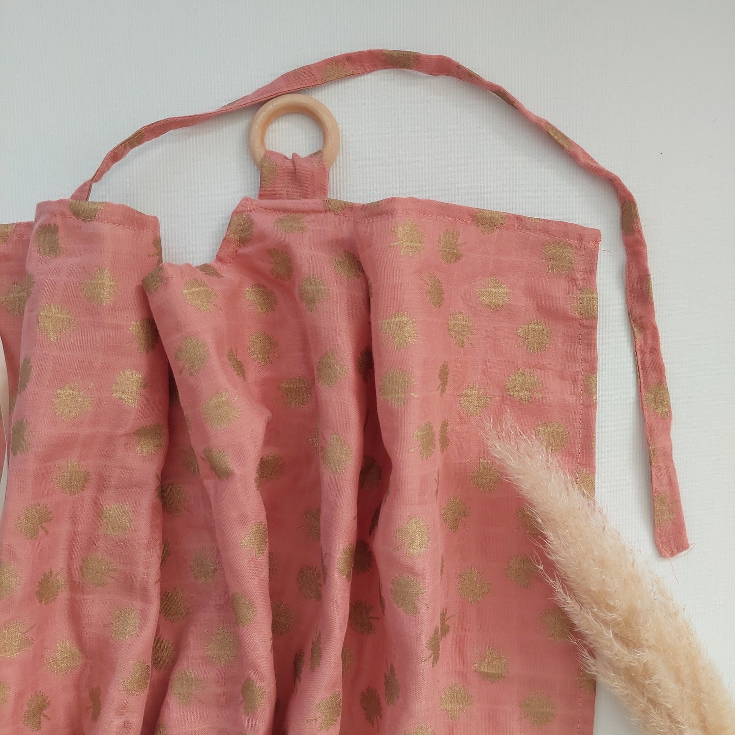 Drap d'allaitement personnalisé coton "Corail motif dorés" (+collier d'allaitement)