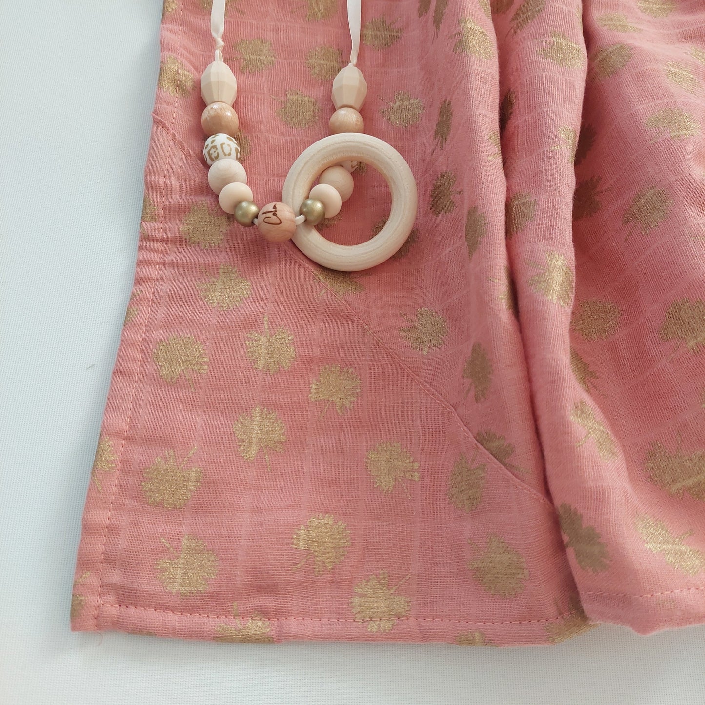 Drap d'allaitement personnalisé coton "Corail motif dorés" (+collier d'allaitement)