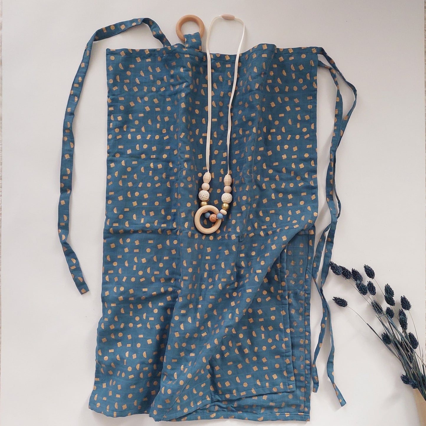 Drap d'allaitement personnalisé coton "bleu motif dorés" (+collier d'allaitement)